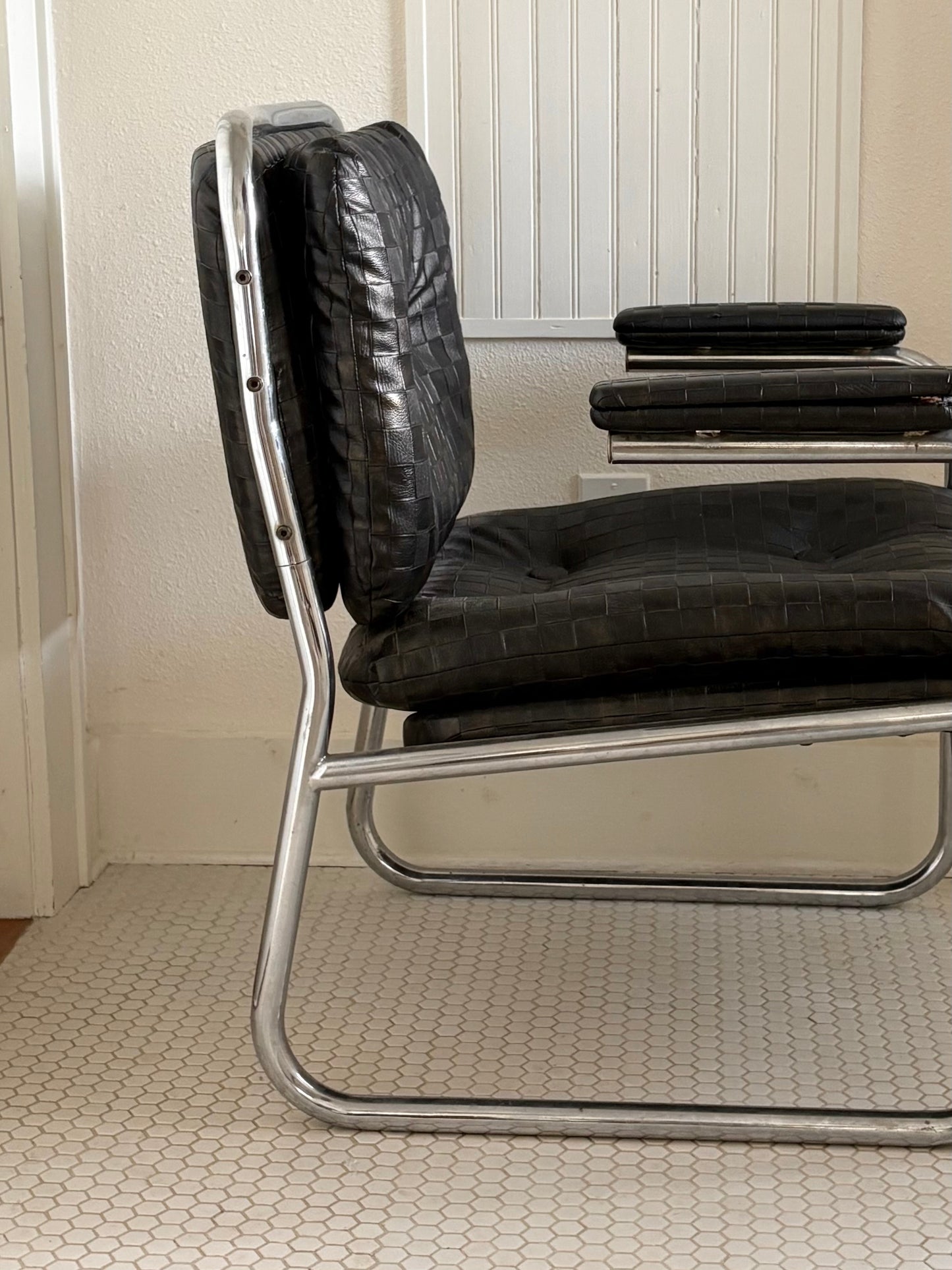 (ATX)1970s Woven Black Leather Lounge Chair
