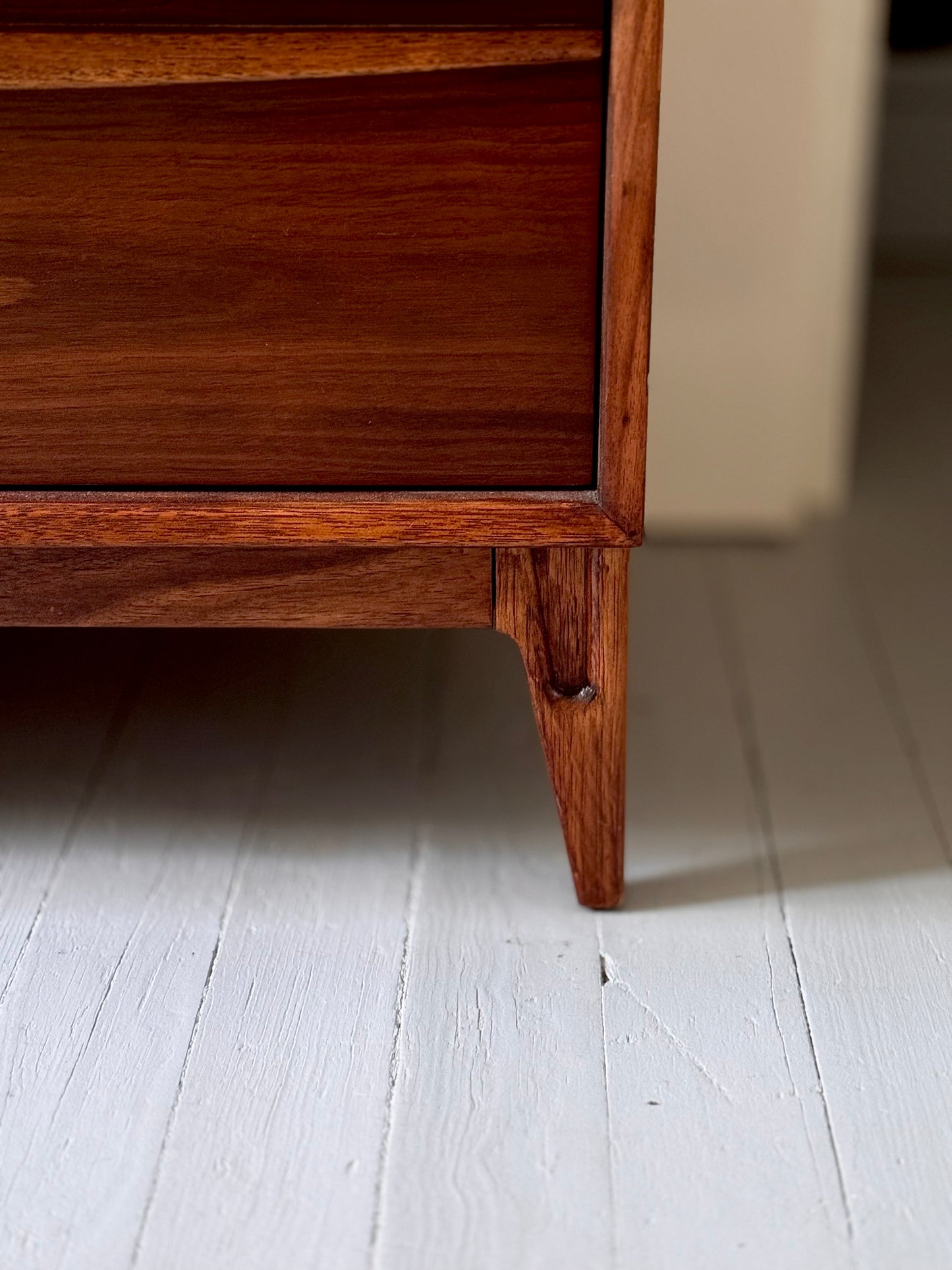 (ATX) 1950s Solid Walnut 9-Drawer Lowboy Dresser by Thomasville