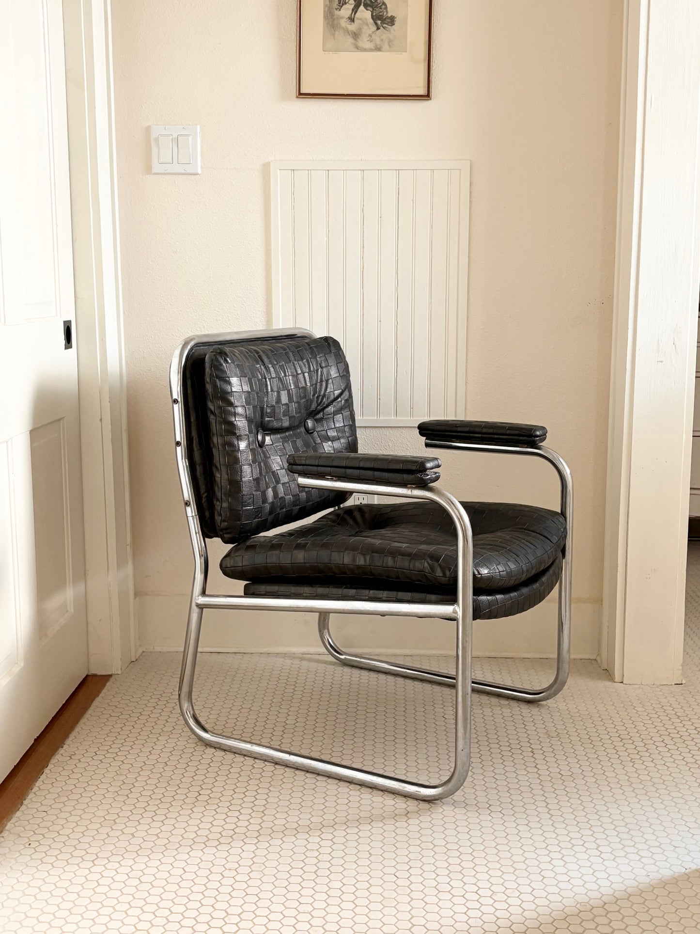 (ATX)1970s Woven Black Leather Lounge Chair