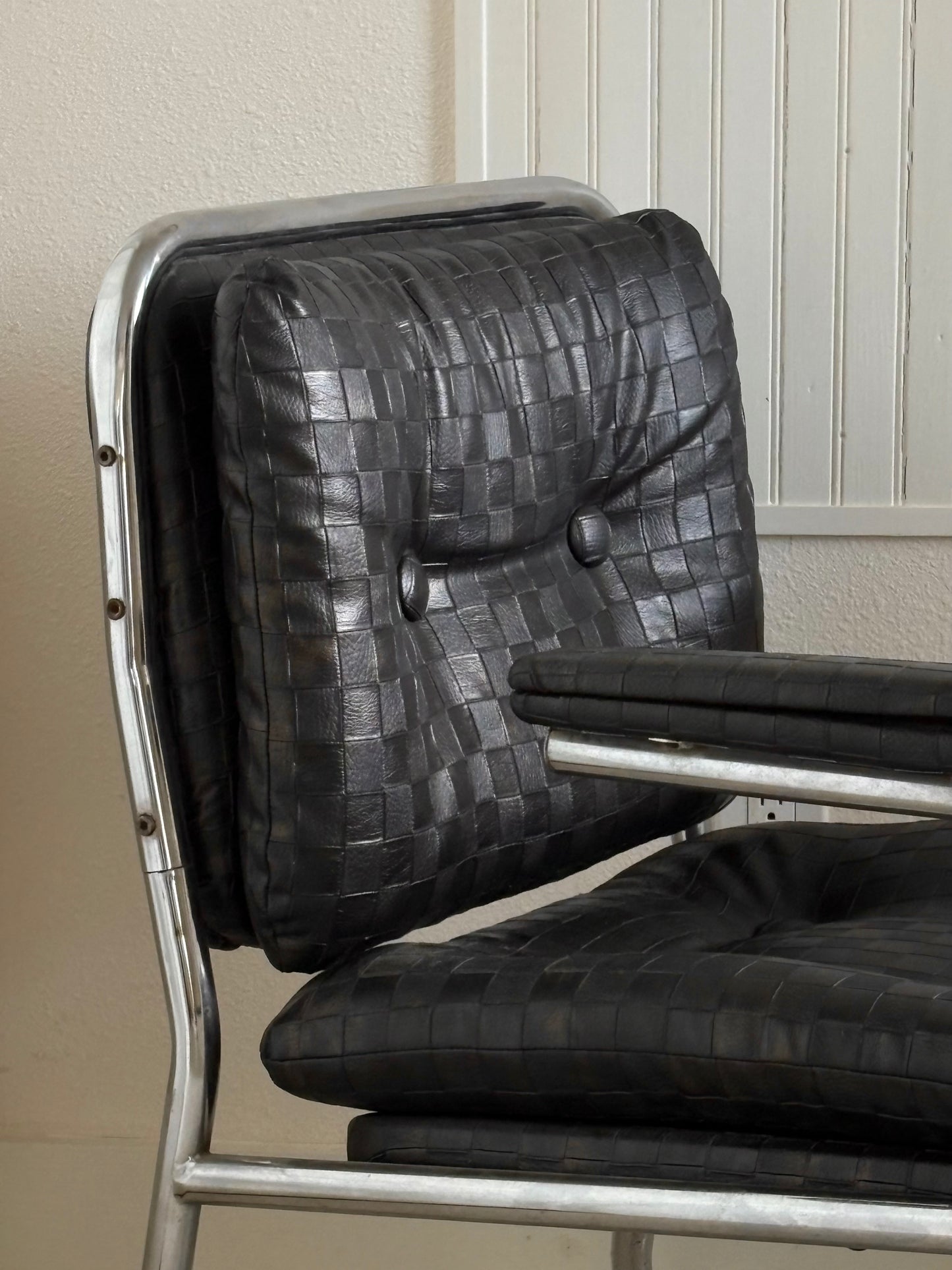(ATX)1970s Woven Black Leather Lounge Chair