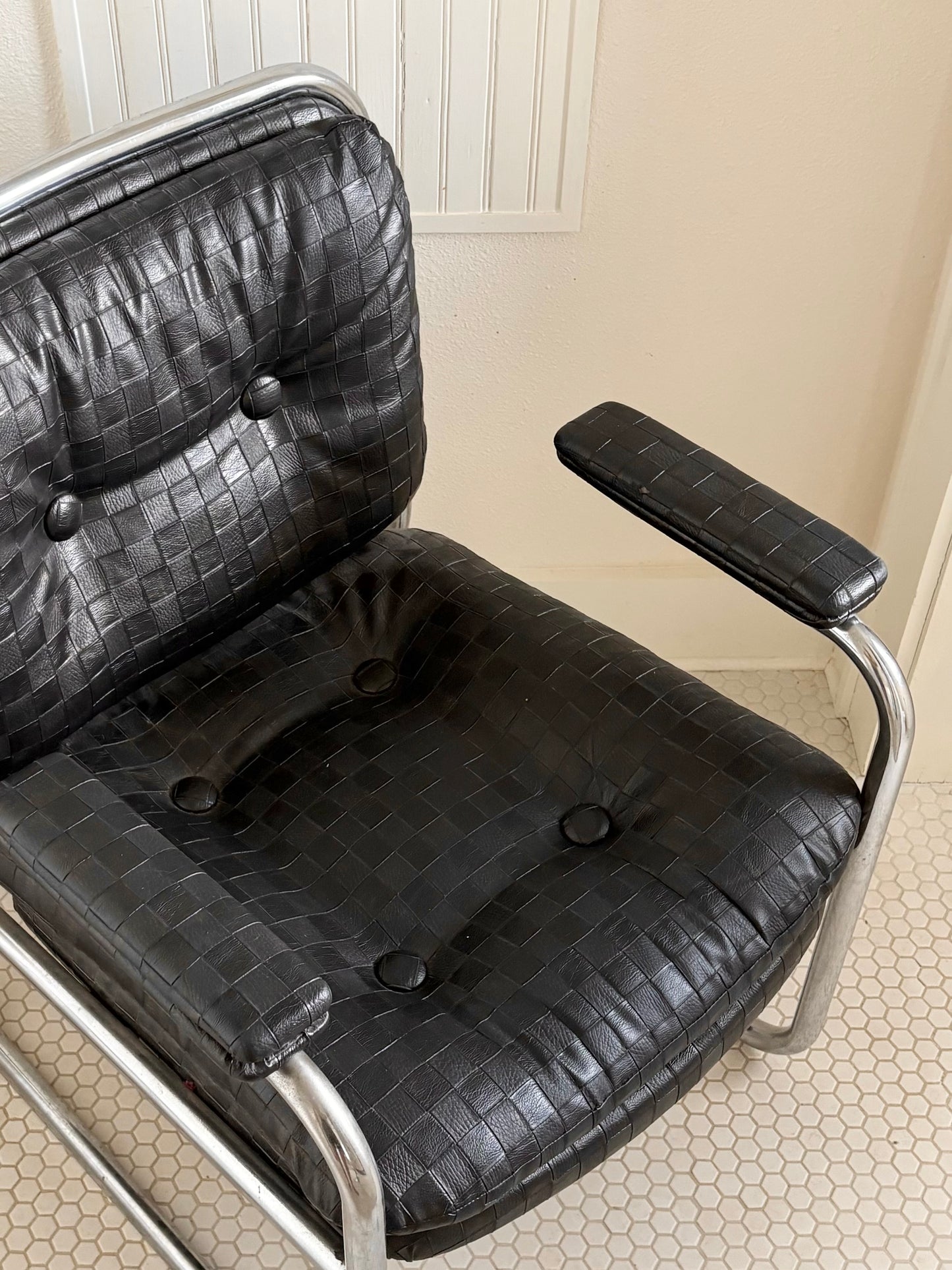 (ATX)1970s Woven Black Leather Lounge Chair