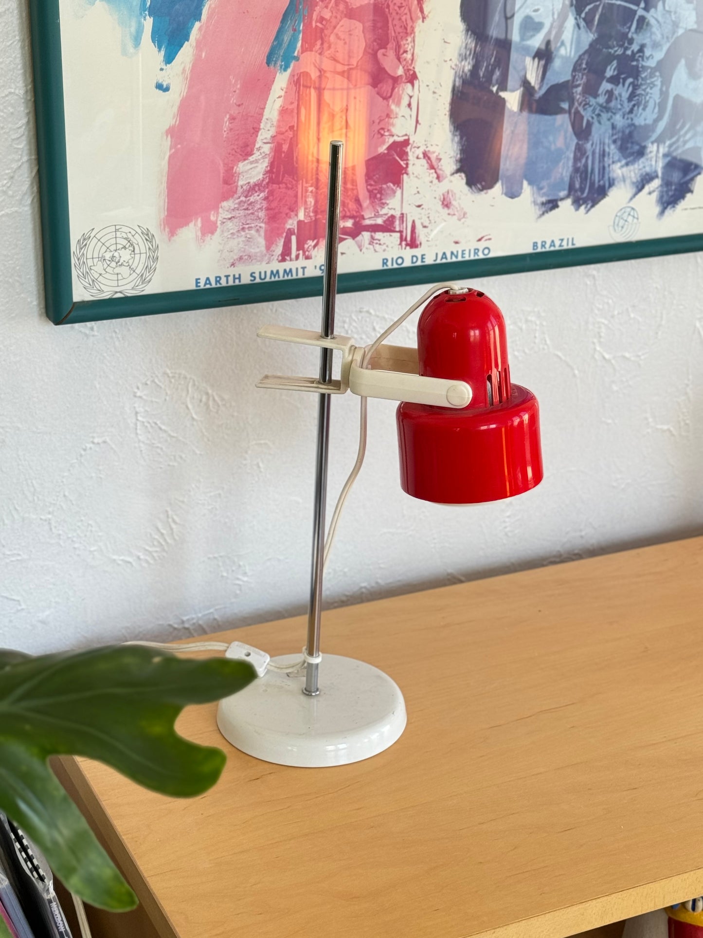 Red and white space age adjustable table lamp