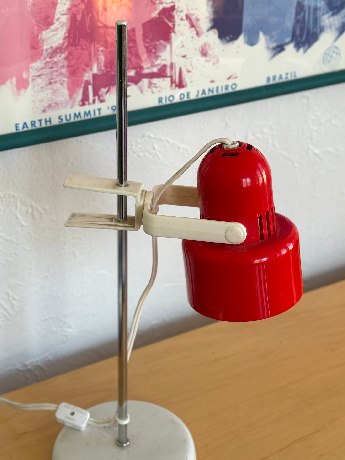 Red and white space age adjustable table lamp