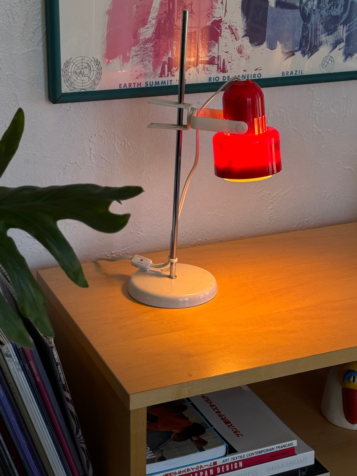 Red and white space age adjustable table lamp