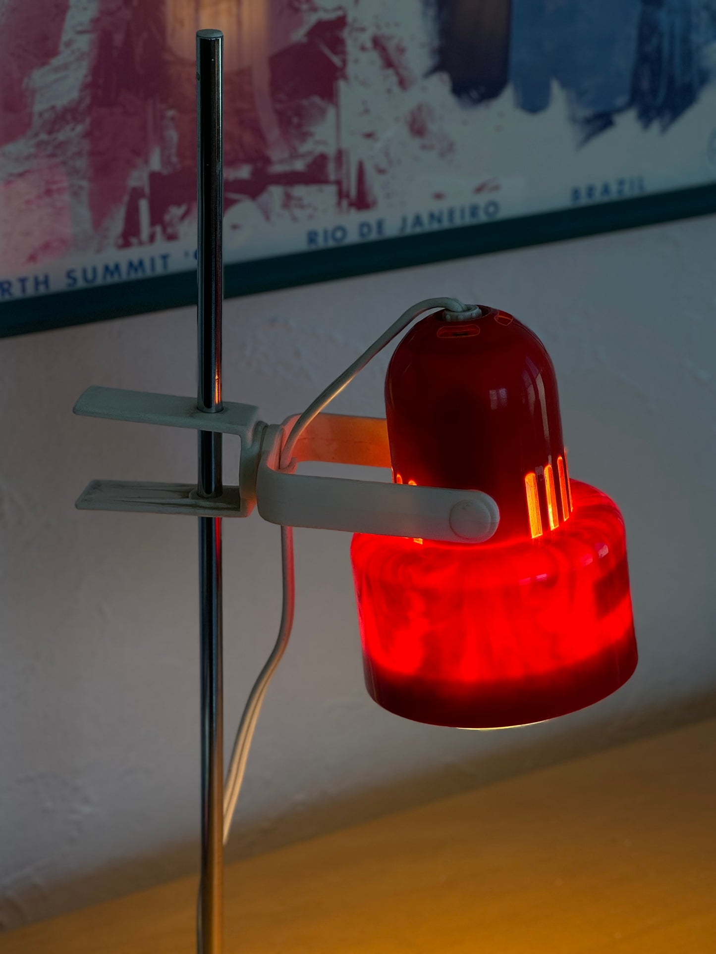 Red and white space age adjustable table lamp