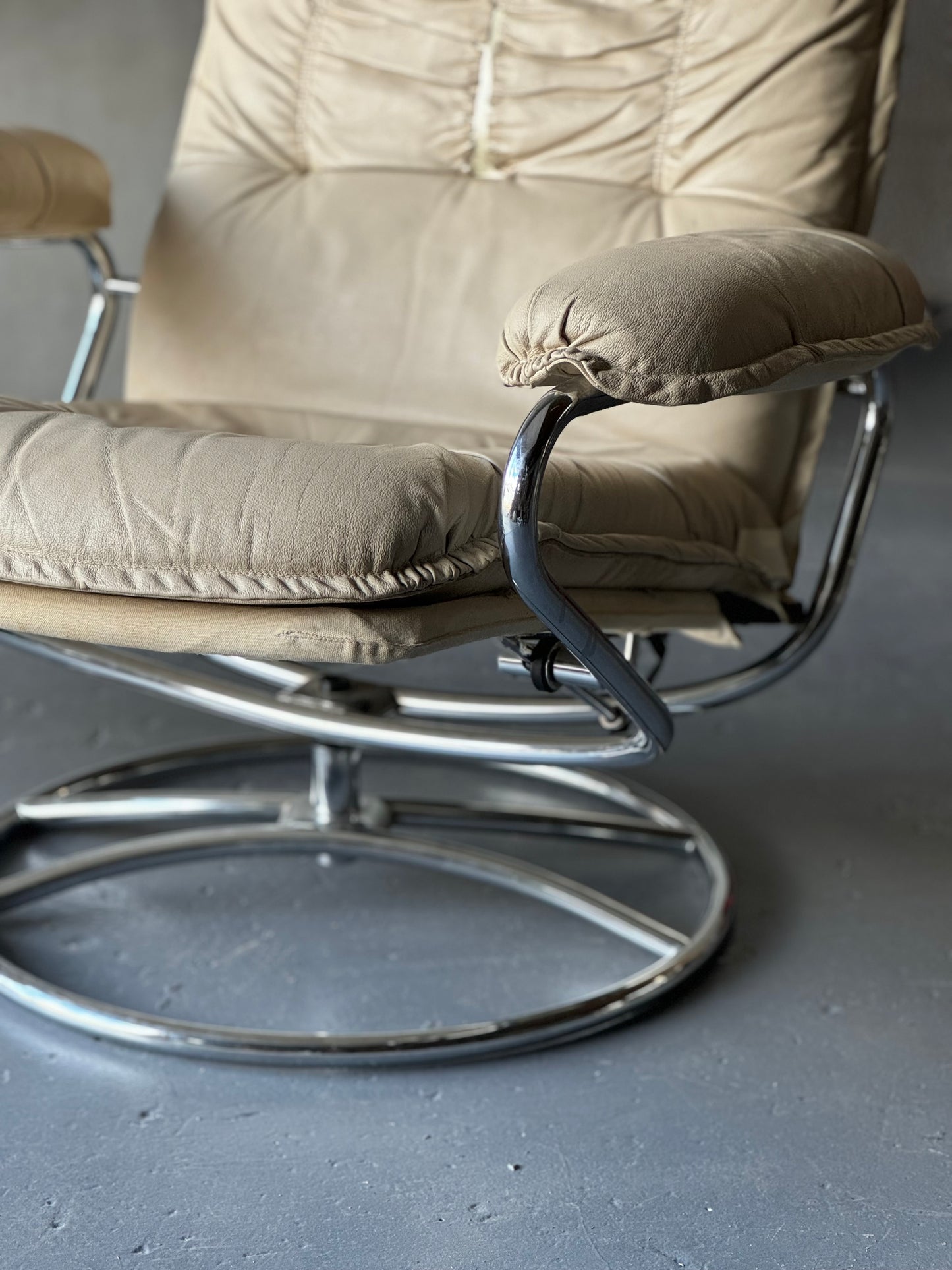 1970s Ekornes style cream leather and chrome lounge chair